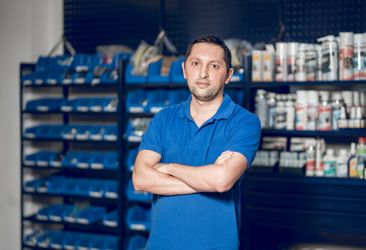 Propietario que ha decidido cómo organizar una ferretería pequeña.