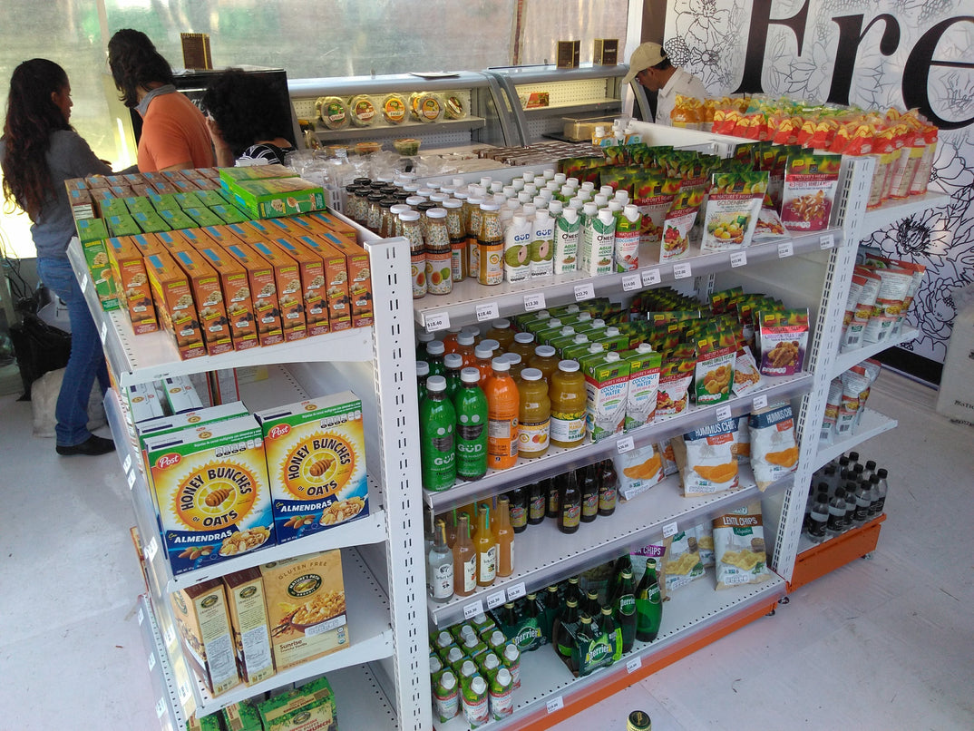 tienda de abarrotes organizada con góndolas metálicas de pared