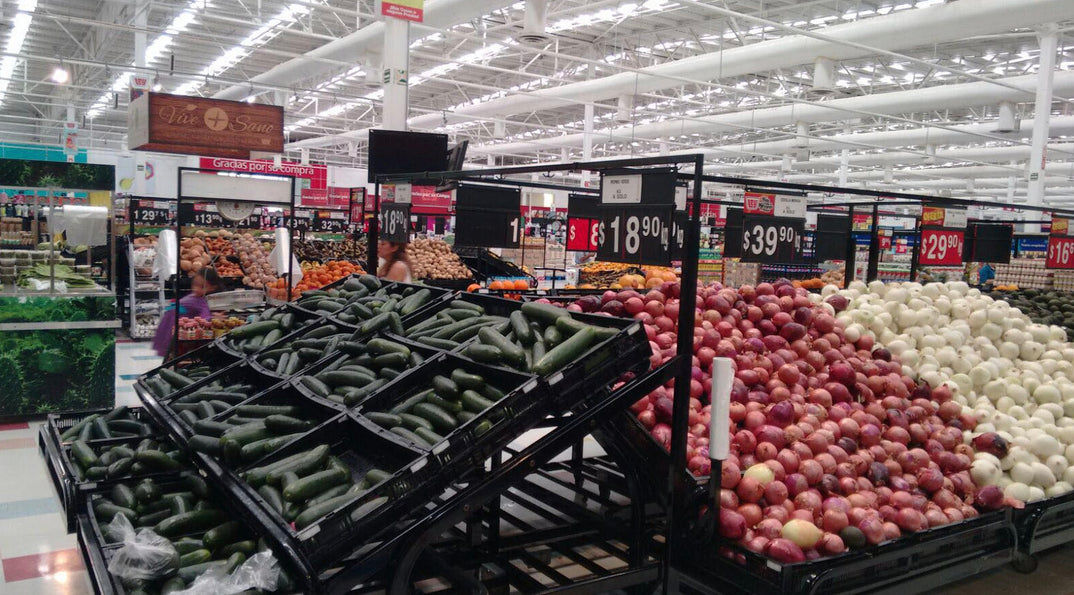 Sección de frutas y verduras organizada con mobiliario de jm villegas